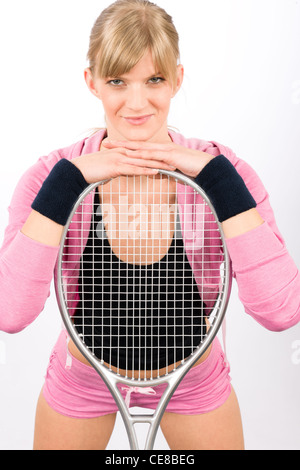 Tennis Spieler Frau jung lächelnd stützte sich auf Schläger isoliert Stockfoto