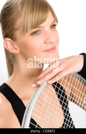 Tennis Spieler Frau jung lächelnd stützte sich auf Schläger isoliert Stockfoto