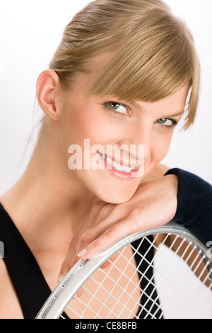 Tennis Spieler Frau jung lächelnd stützte sich auf Schläger isoliert Stockfoto