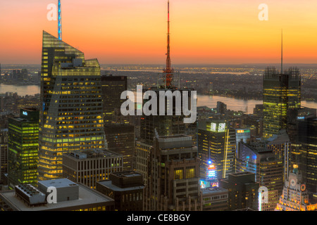 Blick von der Spitze des Felsens einschließlich der Bank of America Tower und Conde Nast Building in der Dämmerung in New York City. Stockfoto