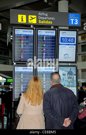 Passagiere, die Abfahrt Anzeigetafeln im Terminal 3, Flughafen Malaga, Malaga, Andalusien, Spanien, Westeuropa zu betrachten. Stockfoto