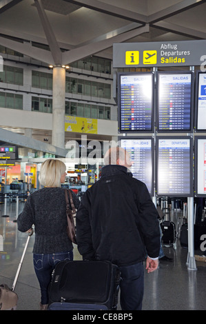 Passagiere, die Abfahrt Anzeigetafeln im Terminal 3, Flughafen Malaga, Malaga, Andalusien, Spanien, Westeuropa zu betrachten. Stockfoto