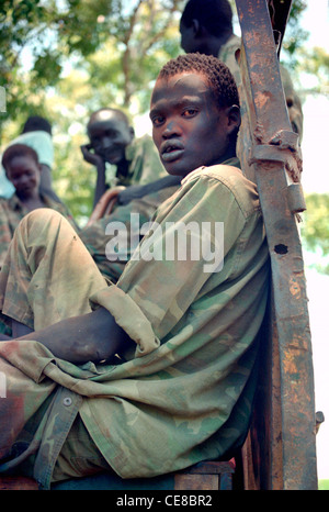 Soldaten der sudanesischen Volksbefreiungsarmee brechen vom Kampf an der Front gegen sudanesische Regierungskräfte im Südsudan, Afrika Stockfoto