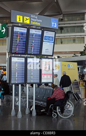 Ziel-Boards und Menschen mit Behinderungen Hilfe Abflugbereich im Terminal 3, Flughafen Malaga, Malaga, Andalusien, Spanien, Europa. Stockfoto