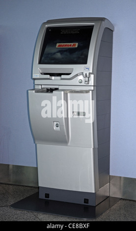 Self-Service Check-in Kiosk Terminal 3, Flughafen Malaga, Malaga, Provinz Malaga, Costa Del Sol, Andalusien, Spanien, Europa. Stockfoto