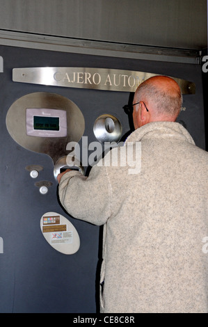 Mann mit Parkplatz-Pay-Station Malaga Flughafen, Malaga, Malaga Provinz, Costa Del Sol, Andalusien, Spanien, Westeuropa. Stockfoto