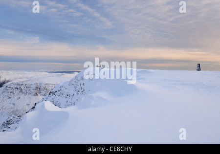 Wind geformt Gesims auf dem Gipfel des Lakelandpoeten im Winter im englischen Lake District Stockfoto