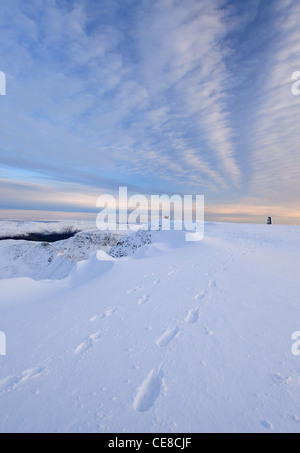 Fußspuren und Gesimse auf dem Schnee bedeckt Gipfel des Lakelandpoeten im englischen Lake District Stockfoto