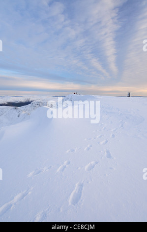 Fußspuren und Gesimse auf dem Schnee bedeckt Gipfel des Lakelandpoeten im englischen Lake District Stockfoto