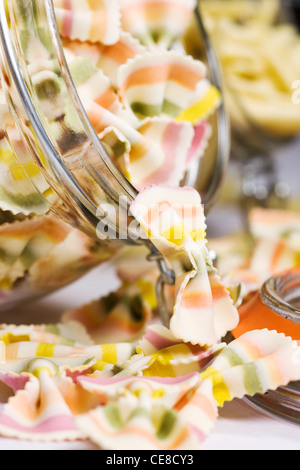 Pasta Farfalline Fantasia im Weckglas. Stockfoto