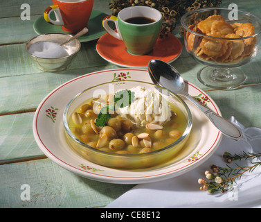 Stachelbeere Porridge mit Vanille-Eis Stockfoto