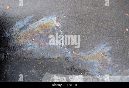 Öl-Patch auf Straße, UK Stockfoto