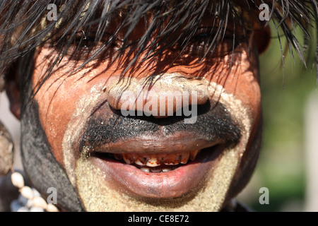 Stammesangehörige aus einem abgelegenen Dorf am Fluss Karawari in Papua-Neu-Guinea Stockfoto