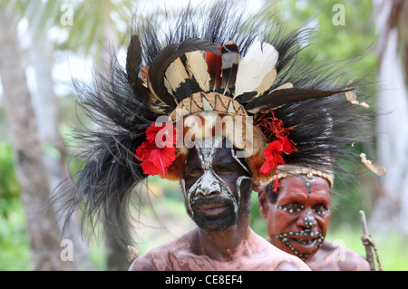 Stammesangehörigen aus einem abgelegenen Dorf am Fluss Karawari in Papua-Neu-Guinea Stockfoto