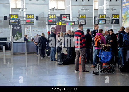 Passagiere warten in der Check-in Warteschlange, Terminal 3, Flughafen, Malaga, Malaga Provinz Malaga, Costa Del Sol, Andalusien, Spanien. Stockfoto