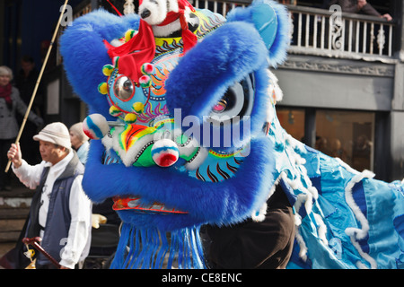 Chinese New Year of the Dragon parade in der Stadtstraße. Chester, Cheshire, England, UK. Stockfoto