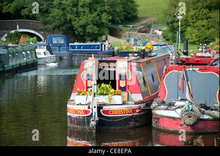 Narrowboats auf den Leeds und Liverpool Kanal UK Stockfoto