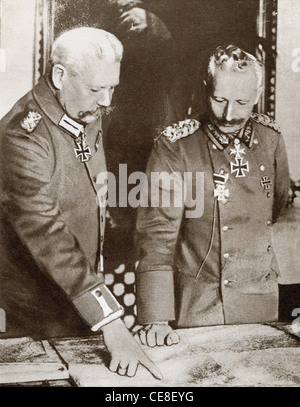 Kaiser Wilhelm II. (links) und Feldmarschall von Hindenburg studieren Karten während des ersten Weltkrieges. Stockfoto