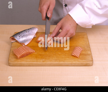 Nigiri - Sushi Schritt 3: Fisch-Filet-Streifen in 16 gleiche Scheiben schneiden Stockfoto