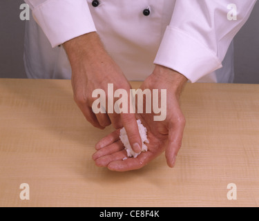 Nigiri - Sushi Schritt 4: Geben Sie eine kleine Portion Reis auf Seite Stockfoto