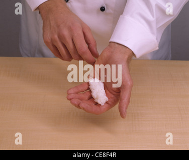 Nigiri - Sushi Schritt 5: Form Portion Reis zu einer langen Rolle Stockfoto