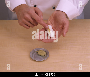Nigiri - Sushi Schritt 6: verteilen Sie eine dünne Schicht Wasabi Paste auf den Reis Stockfoto