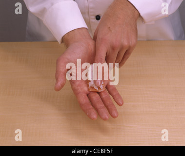 Nigiri - Sushi Schritt 8: zusammendrücken Stockfoto