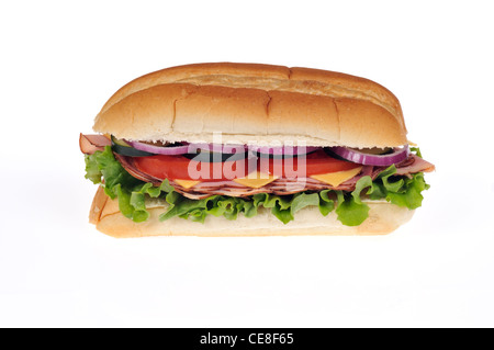 Schinken und Käse Salat Sub Sandwich mit Salat, Tomaten, Zwiebeln und Gurken auf weißem Hintergrund Ausschnitt. Stockfoto