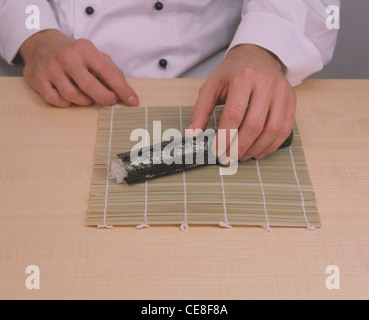 Maki - Sushi Schritt 5: offene Bambusmatte Stockfoto
