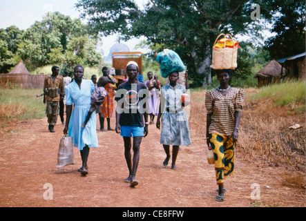 Sudanesische Dorfbewohner im Südsudan, Afrika, die Waren von einem Markt zurückbringen Stockfoto