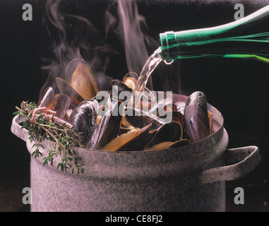 Miesmuschel-Suppe mit Safran in einen Topf gießen Wein Stockfoto