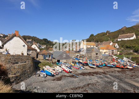 Cadgwith, Cornwall, England, UK. Boote am Ufer im malerischen Dorf kleine Fischerhafen bei Ebbe Stockfoto