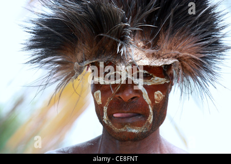 Stammesangehörige aus einem abgelegenen Dorf am Fluss Karawari in Papua-Neu-Guinea Stockfoto