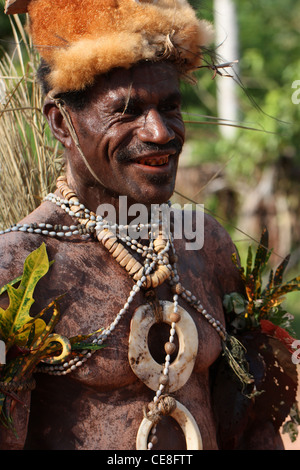 Stammesangehörige aus einem abgelegenen Dorf am Fluss Karawari in Papua-Neu-Guinea Stockfoto