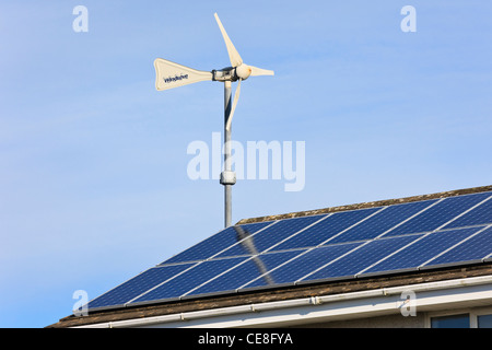 Windsave micro Windenergieanlage und Sonnenkollektoren auf einem inländischen eco Home Haus Dach für die Stromerzeugung mit alternativer Energie. Großbritannien Großbritannien Stockfoto