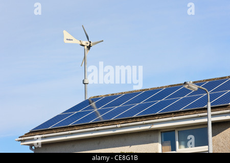 Windsave micro Windenergieanlage und Sonnenkollektoren auf einem Hausdach, die billigen Strom Alternative Energy Power Generation. Wales, Großbritannien, Großbritannien Stockfoto