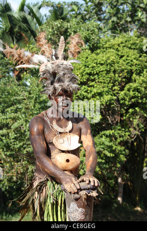 Stammesangehörige aus einem abgelegenen Dorf am Fluss Karawari in Papua-Neu-Guinea Stockfoto