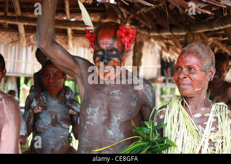 Stammes-Familie aus Papua Neuguinea Leben am Fluss Karawari Stockfoto