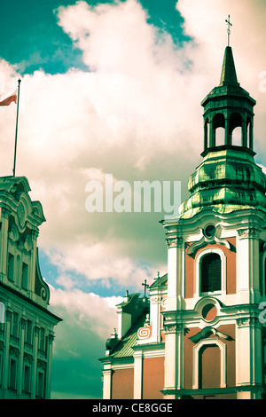 Poznan-Stadtrat Gebäude auf der linken Seite und Poznan Fara Kirche auf der rechten Seite Stockfoto