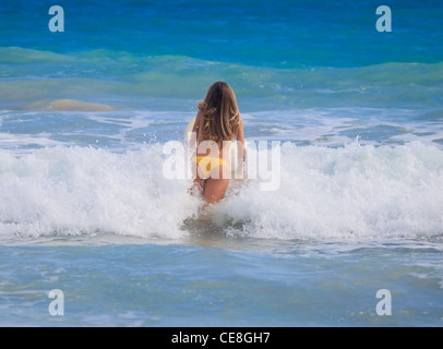 junge Frau Surfen auf hawaii Stockfoto