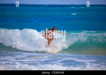 junge Frau Surfen auf hawaii Stockfoto