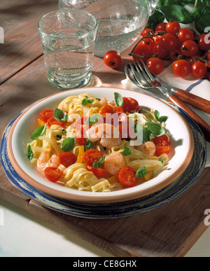 Tagliatelle mit Garnelen, Kirschtomaten und Basilikum-butter Stockfoto