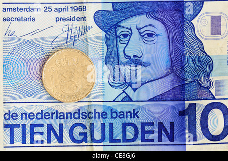 Niederländische 10 Gulden Banknote und 1 Gulden-Münze Stockfoto