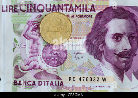 Italienische 5000 Lira Banknote und 200 Lira-Münze Stockfoto