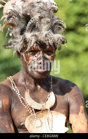 Stammesangehörige aus einem abgelegenen Dorf am Fluss Karawari in Papua-Neu-Guinea Stockfoto