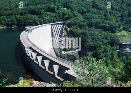 Verzasca-Staudamm in der Nähe von Locarno, Schweiz. Stockfoto