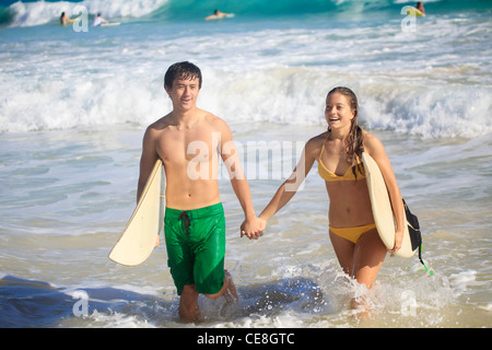 junges Paar Surfen auf hawaii Stockfoto