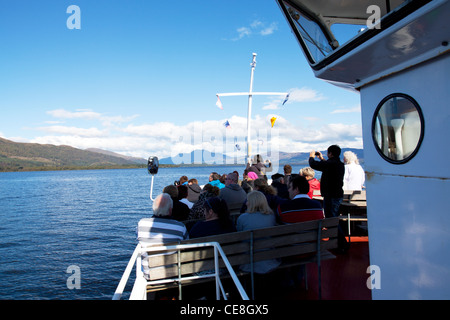 Loch Lomond Blick auf See, Schottland, vom an Bord eine Bootsfahrt auf dem See in Richtung Ben Lomond Berg Stockfoto
