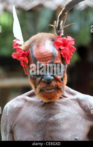 Stammesangehörige aus einem abgelegenen Dorf am Fluss Karawari in Papua-Neu-Guinea Stockfoto