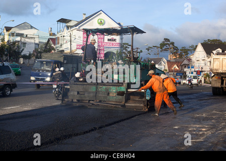 Arbeiter-Tarmacing-Straße in Dalat Stockfoto